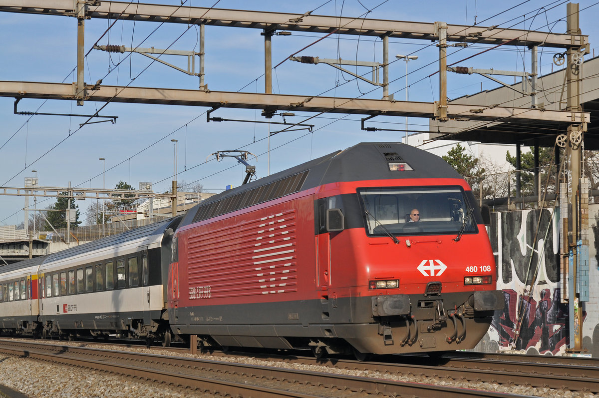 Re 460 108-4 fährt Richtung Bahnhof Muttenz. Die Aufnahme stammt vom 25.01.2018.