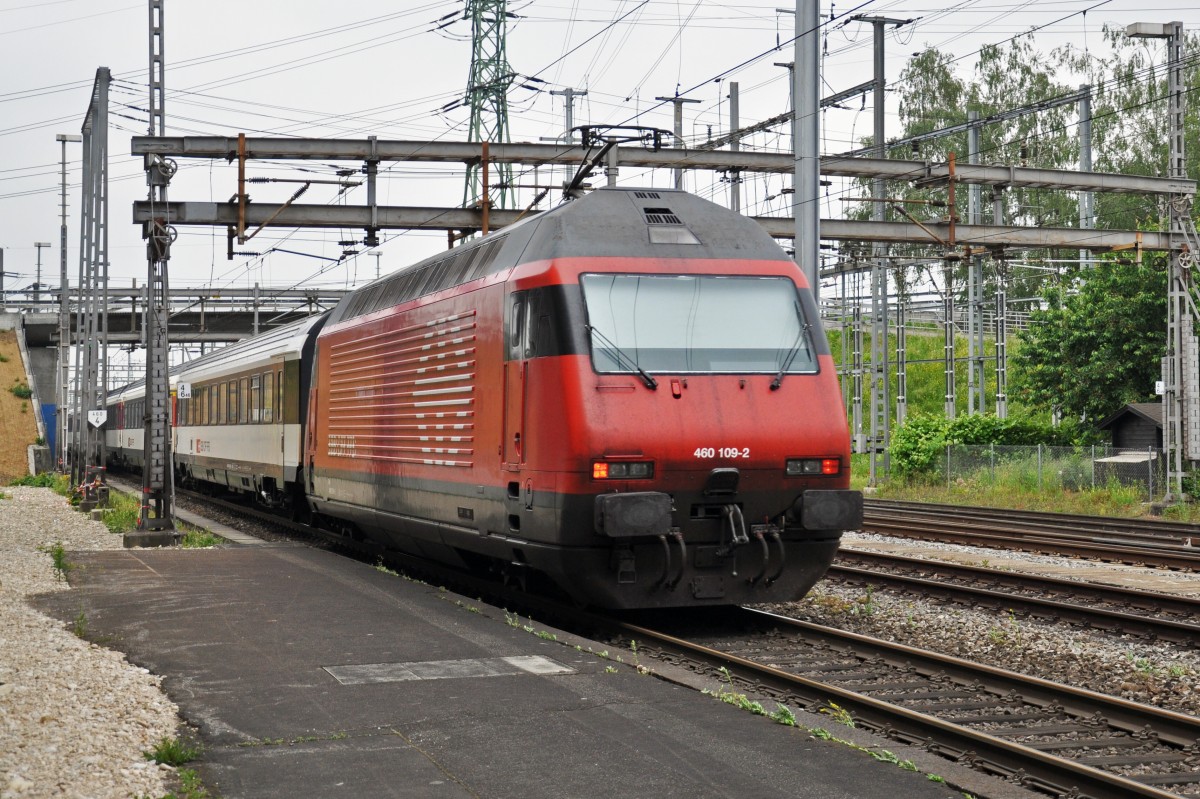 Re 460 109-2 durchfährt den Bahnhof Muttenz. Die Aufnahme stammt vom 30.05.2014.