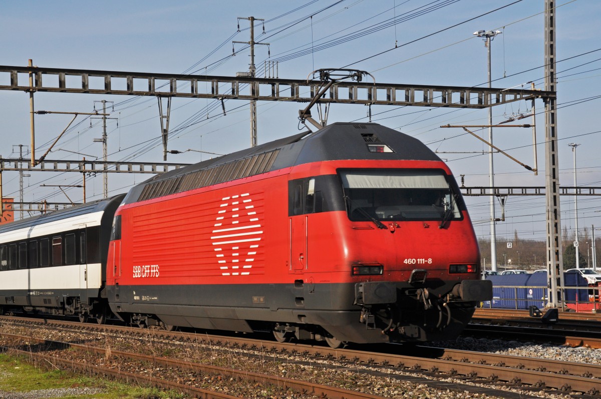Re 460 111-8 durchfährt den Bahnhof Muttenz. Die Aufnahme stammt vom 18.01.2015.