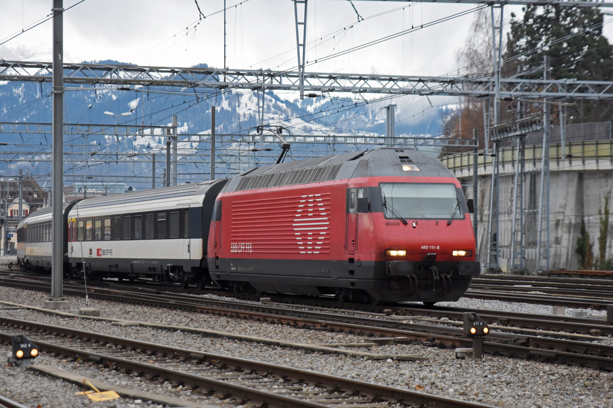 Re 460 111-8 verlässt den Bahnhof Spiez. Die Aufnahme stammt vom 19.12.2018.