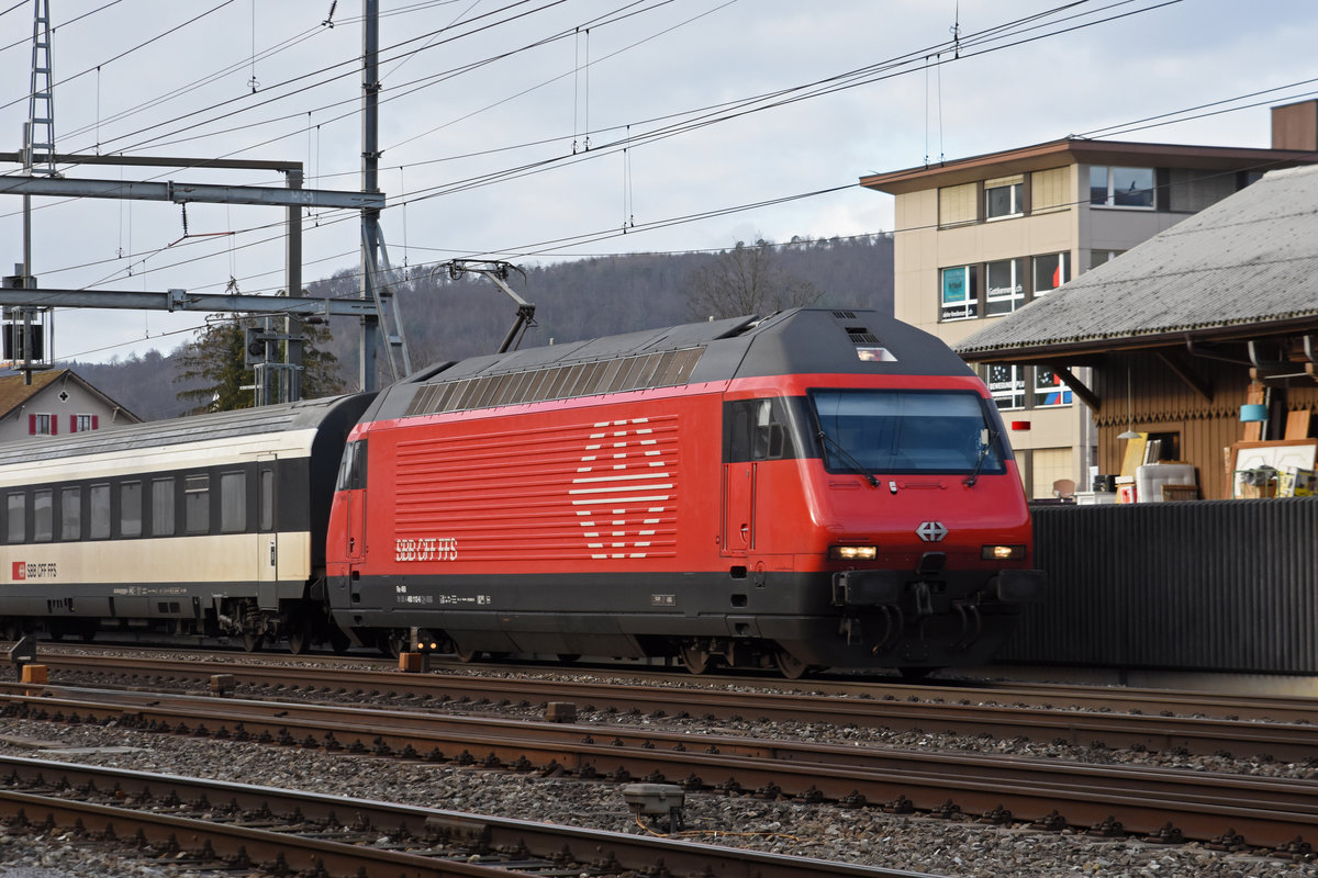 Re 460 112-6 durchfährt den Bahnhof Sissach. Die Aufnahme stammt vom 02.01.2019.