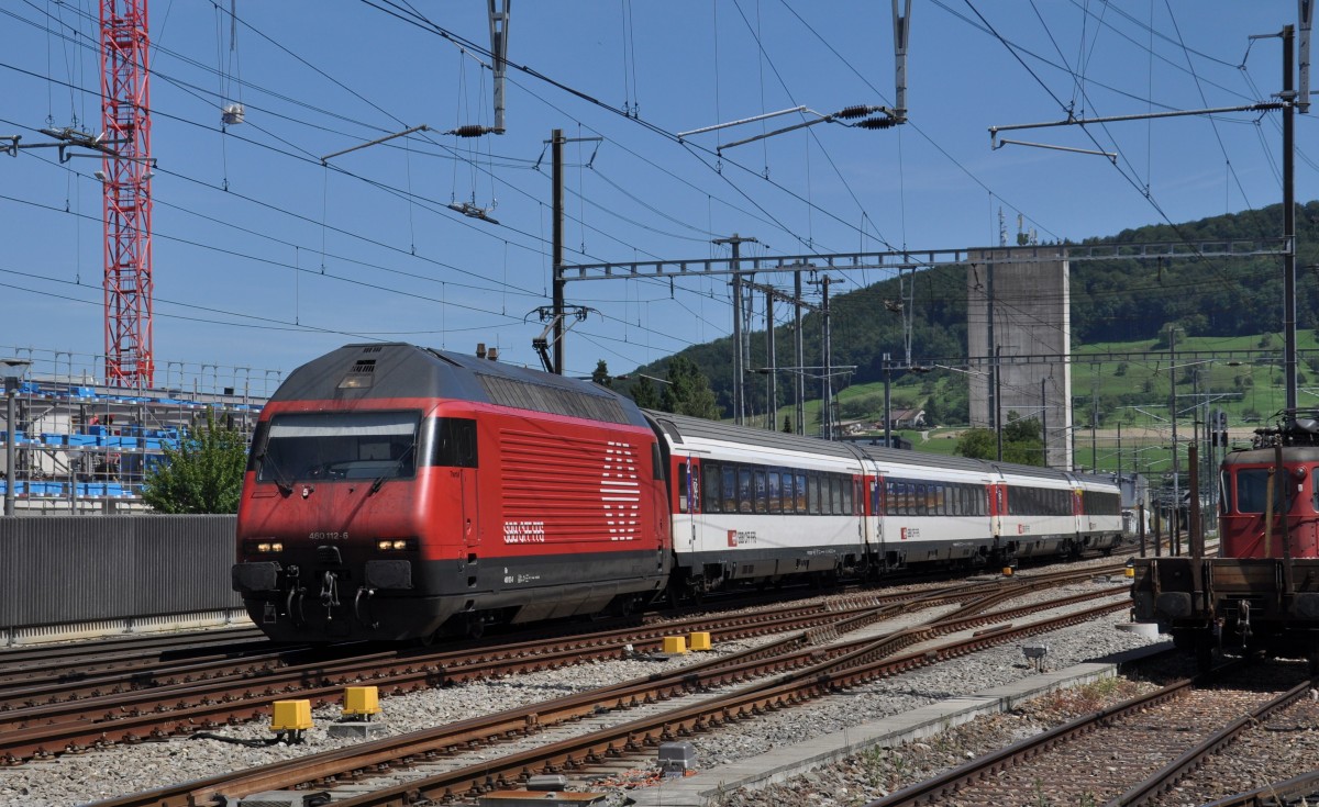 Re 460 112-6 fährt in den Bahnhof Sissach ein. Die Aufnahme stammt vom 18.07.2014.