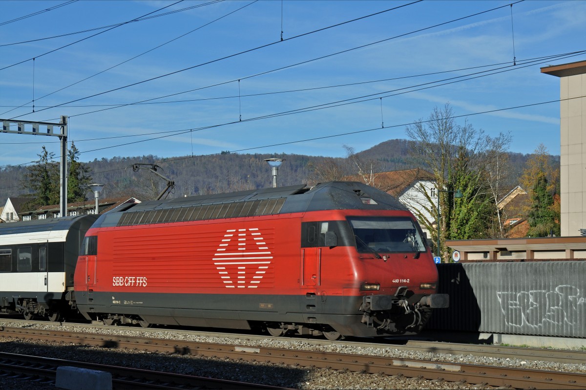 Re 460 114-2 durchfährt den Bahnhof Sissach. Die Aufnahme stammt vom 07.12.2015.