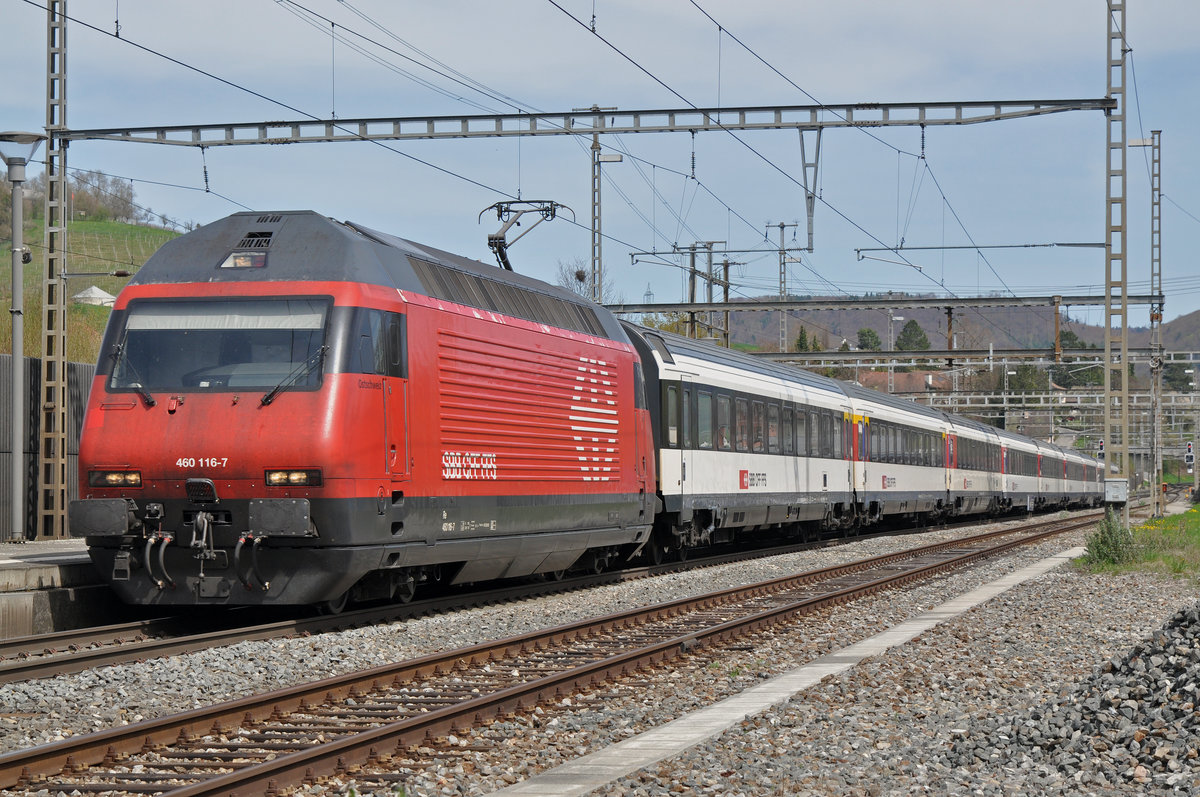 Re 460 116-7 durchfährt den Bahnhof Gelterkinden. Die Aufnahme stammt vom 14.04.2018.