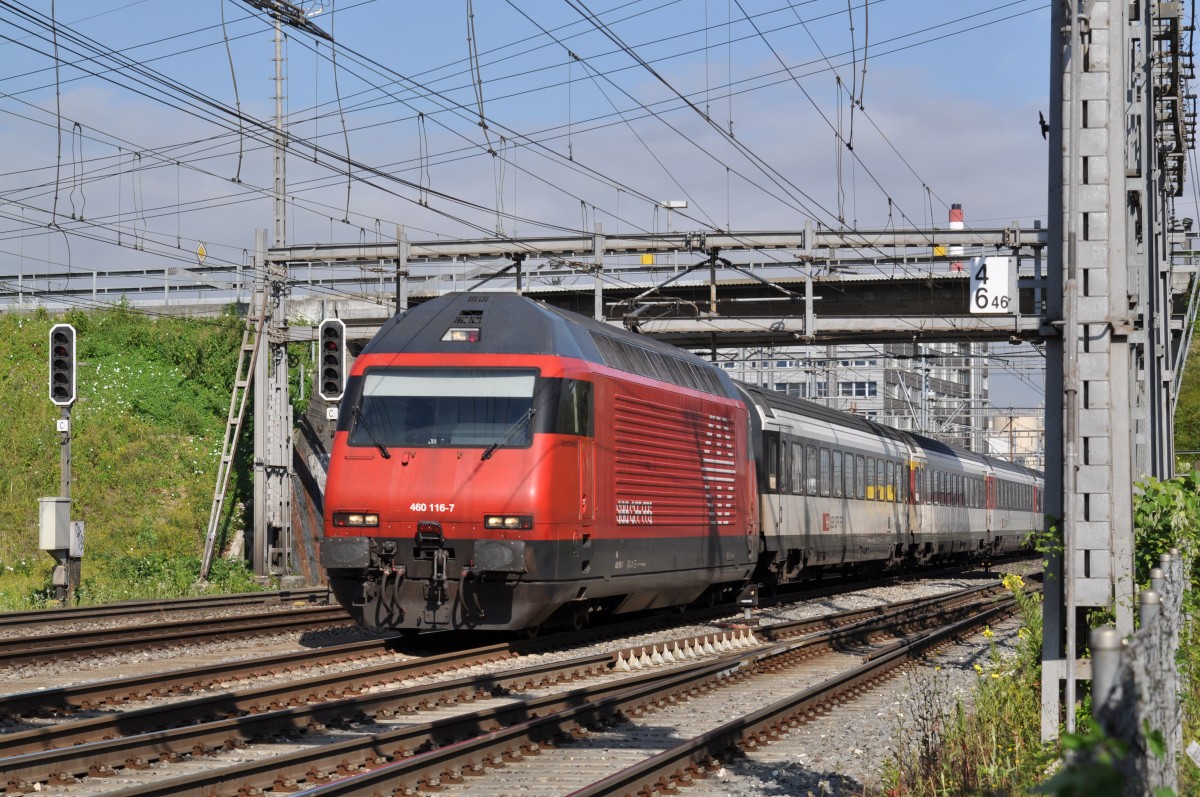 Re 460 116-7 durchfährt den Bahnhof Muttenz. Die Aufnahme stammt vom 17.06.2015.