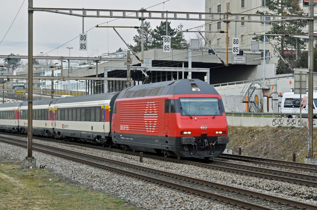 Re 460 117-5 fährt Richtung Bahnhof Muttenz. Die Aufnahme stammt vom 15.01.2018.
