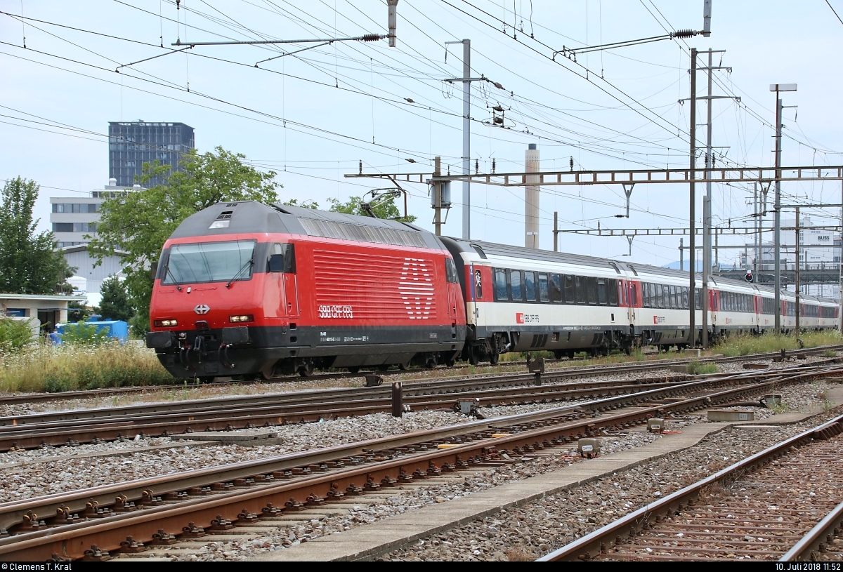 Re 460 117-5  Zürichsee  als EC 8 (Linie 30) von Zürich HB (CH) nach Hamburg-Altona (D) durchfährt den Bahnhof Pratteln (CH).
Aufgenommen von der Güterstrasse.
[10.7.2018 | 11:52 Uhr]