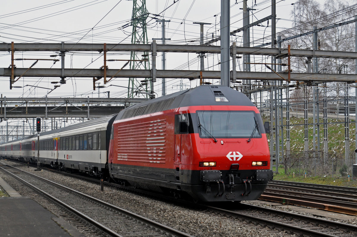 Re 460 118-3 durchfährt den Bahnhof Muttenz. Die Aufnahme stammt vom 20.03.2018.