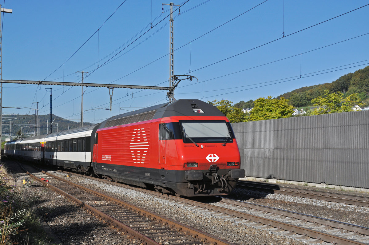 Re 460 118-3 durchfährt den Bahnhof Gelterkinden. Die Aufnahme stammt vom 25.09.2018.