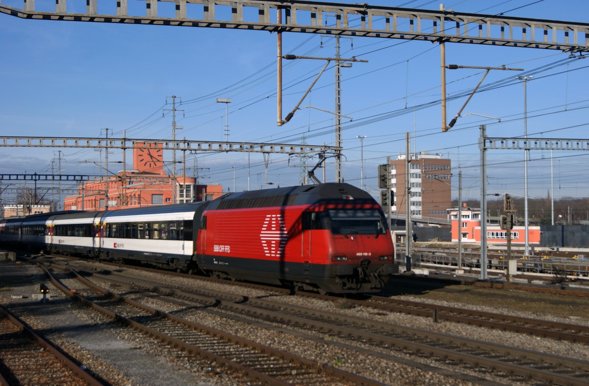 Re 460 118-3 durchfährt den Bahnhof Muttenz. Die Aufnahme stammt vom 31.12.2013.