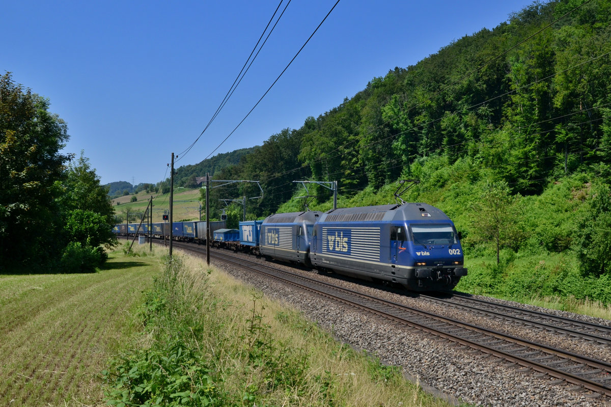 Re 465 002 + Re 465 012 mit einem KLV am 24.06.2016 bei Tecknau ...