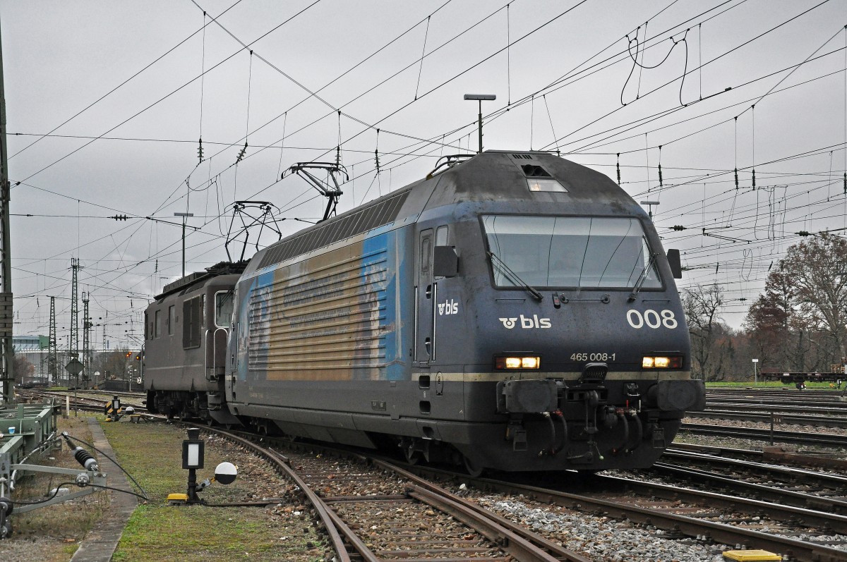 Re 465 008-1 und die Re 425 173 sind bereit für einen nächsten Einsatz. Die Aufnahme entstand am Badischen Bahnhof am 29.11.2014.