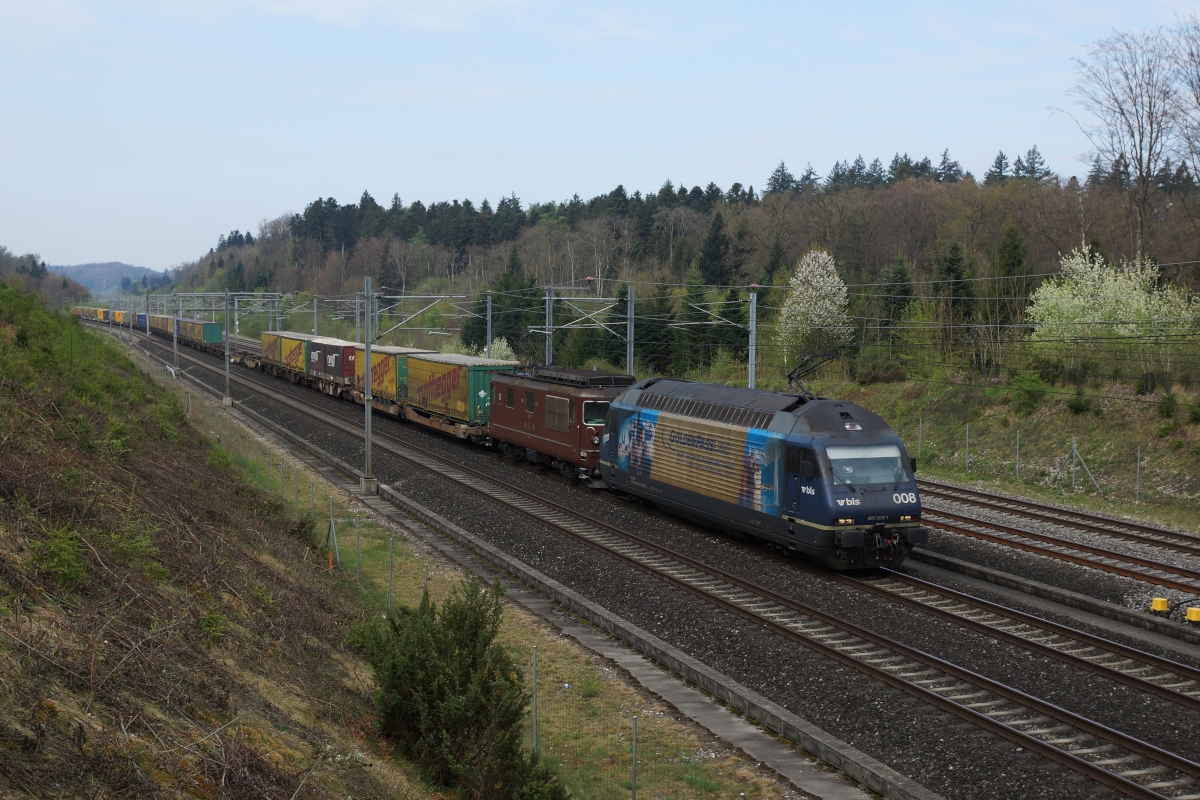 Re 465 008-1 und Re 4/4 178 ziehen am 13.04.2014 einen Containerzug von Herzogenbuchsee Richtung Langenthal.