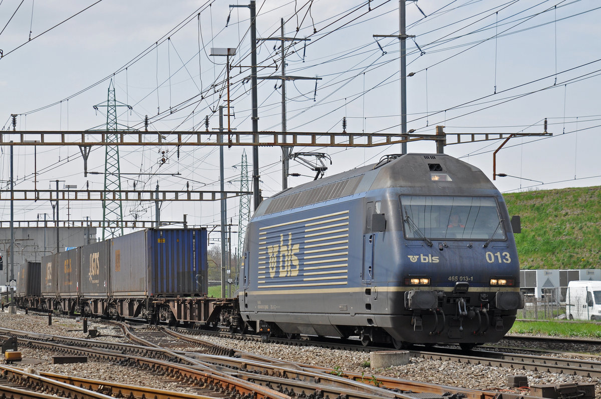 Re 465 013-1 durchfährt den Bahnhof Pratteln. Die Aufnahme stammt vom 09.04.2018.