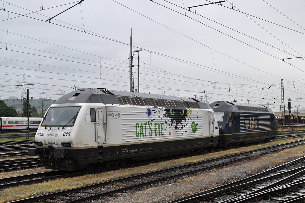 Re 465 015-6 ist beim Badischen Bahnhof abgestellt. Diese Lok ist selten in Basel zu Gast. Die blaue Lok ist die 465 012-3. Die Aufnahme stammt vom 23.05.2016.