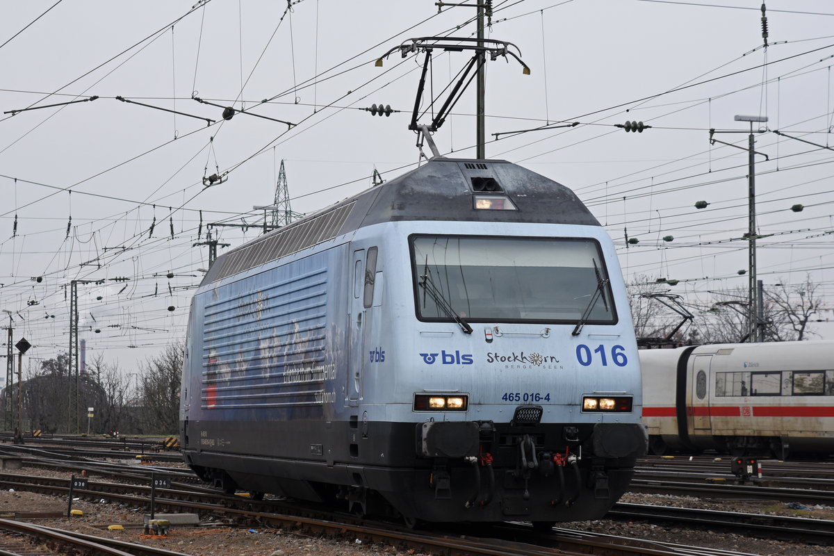 Re 465 016-4 wird in der Abstellanlage beim badischen Bahnhof abgestellt. Die Aufnahme stammt vom 11.01.2019.