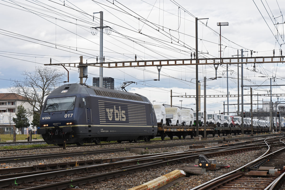 Re 465 017-2 der BLS durchfährt den Bahnhof Pratteln. Die Aufnahme stammt vom 05.03.2019.