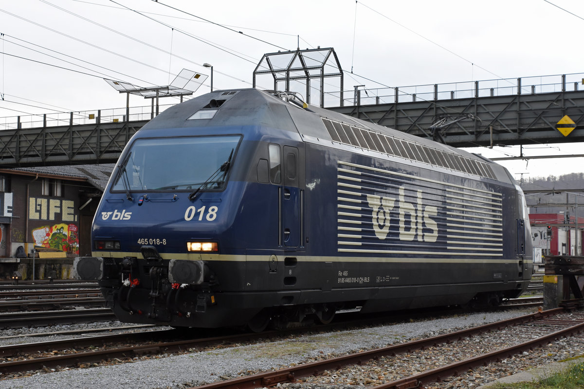 Re 465 018-8 der BLS steht auf einem Nebengleis beim Bahnhof Pratteln. Die Aufnahme stammt vom 02.01.2019.