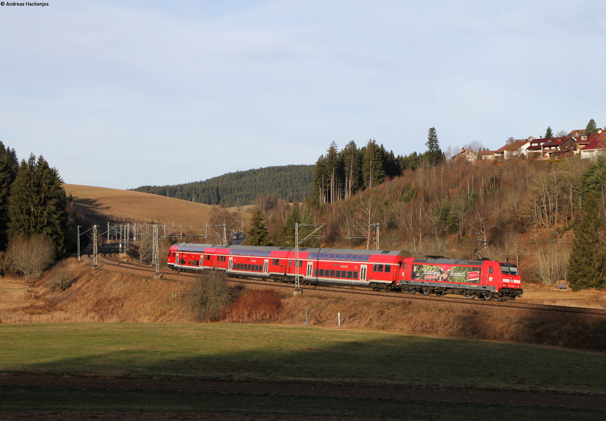 RE 4714 (Konstanz-Karlsruhe Hbf) mit Schublok 146 239-9  Vogtsbauernhof  bei St.Georgen 9.12.16