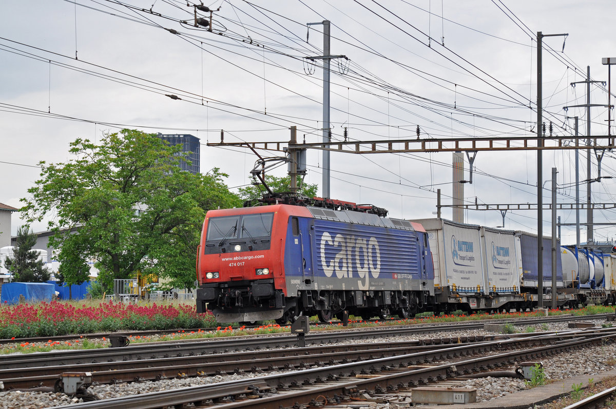 Re 474 017-1 durchfährt den Bahnhof Pratteln. Die Aufnahme stammt vom 23.05.2018.