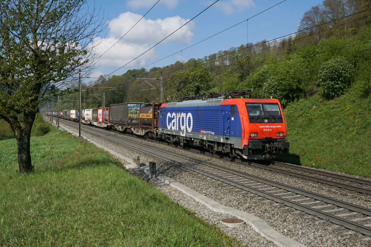 Re 474 018-8 rollt die Bözberg-Südrampe hinunter (Umiken, 20.04.2017).