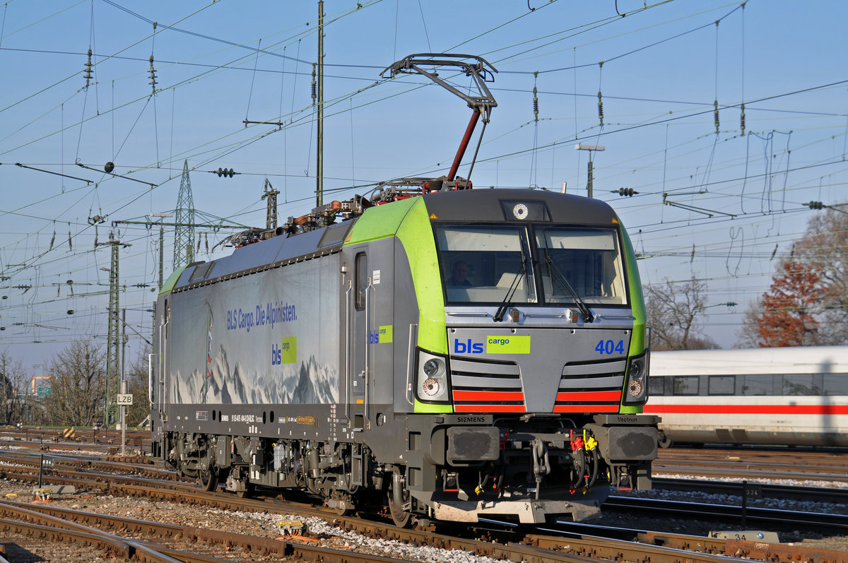 Re 475 004-0 wird beim Badischen Bahnhof abgestellt. Die Aufnahme stammt vom 30.11.2016.