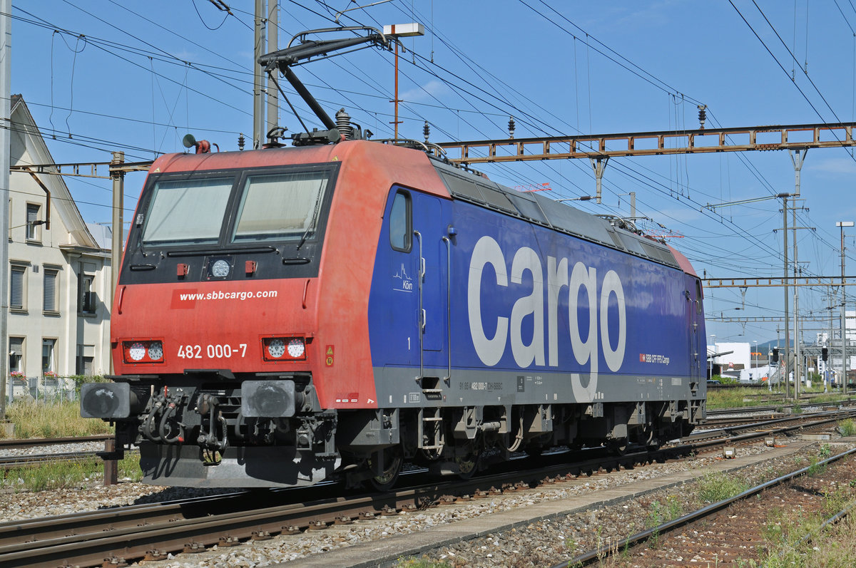 Re 482 000-7 durchfährt den Bahnhof Pratteln. Die Aufnahme stammt vom 03.08.2016.