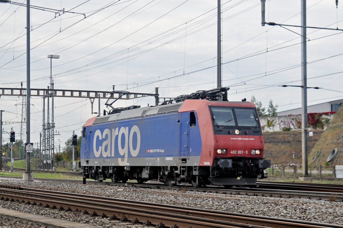 Re 482 001-5 durchfährt den Bahnhof Pratteln. Die Aufnahme stammt vom 28.09.2017.