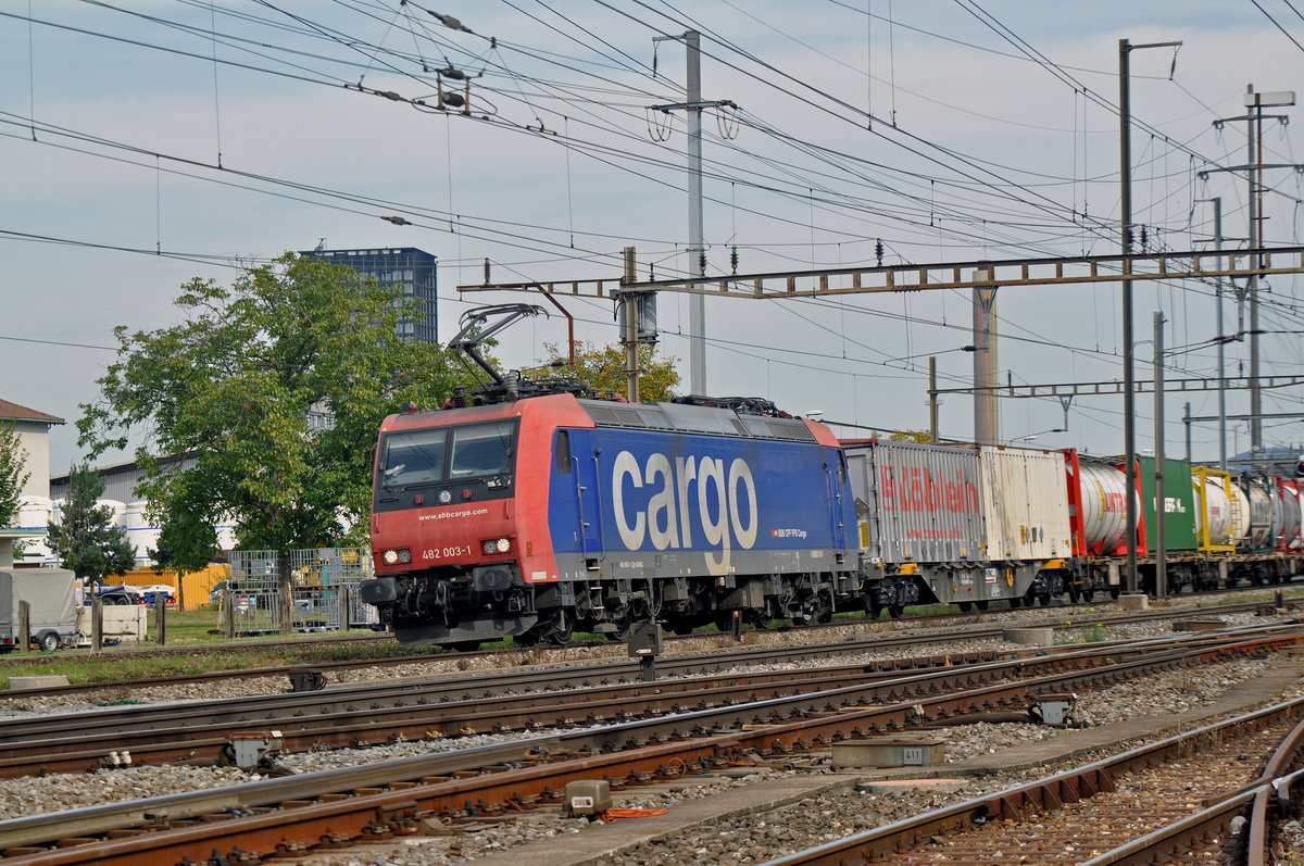 Re 482 003-1 durchfährt den Bahnhof Pratteln. Die Aufnahme stammt vom 28.09.2017.