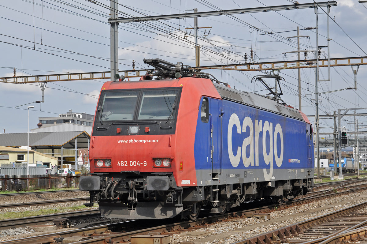 Re 482 004-9 durchfährt den Bahnhof Pratteln. Die Aufnahme stammt vom 09.04.2018.