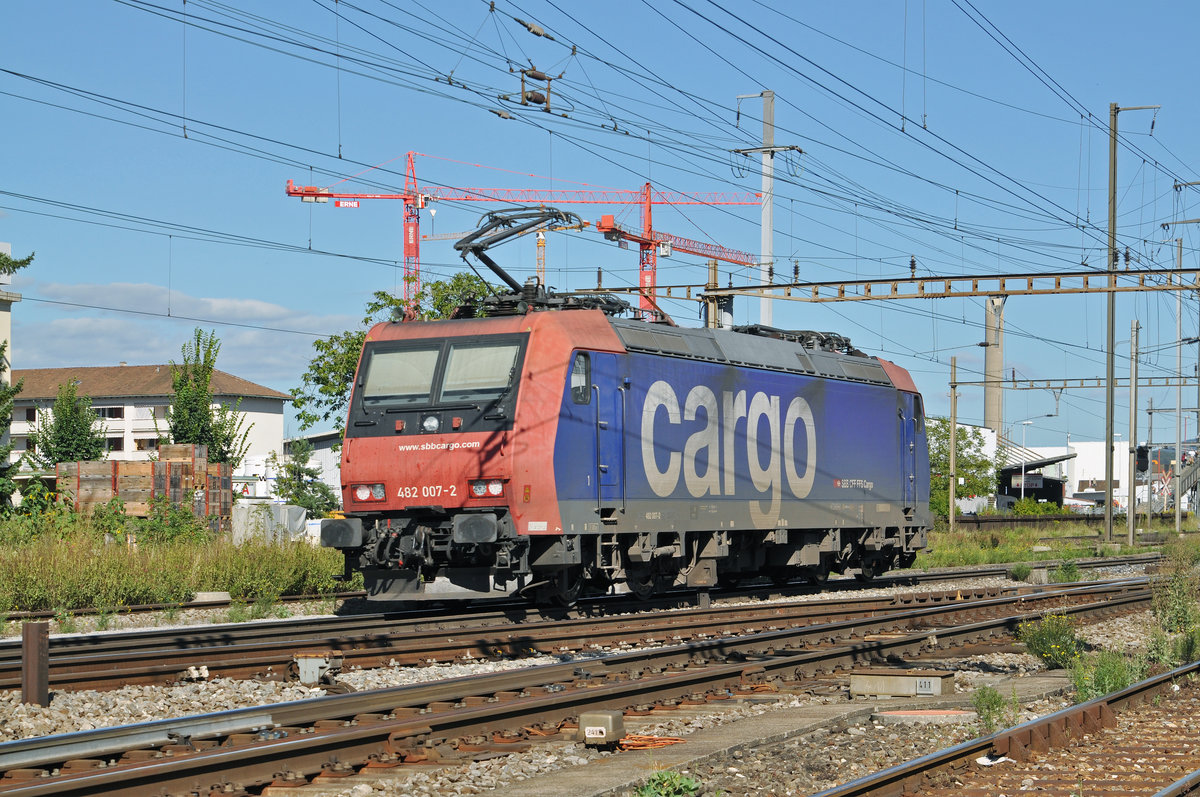 Re 482 007-2 durchfährt den Bahnhof Pratteln. Die Aufnahme stammt vom 22.08.2016.