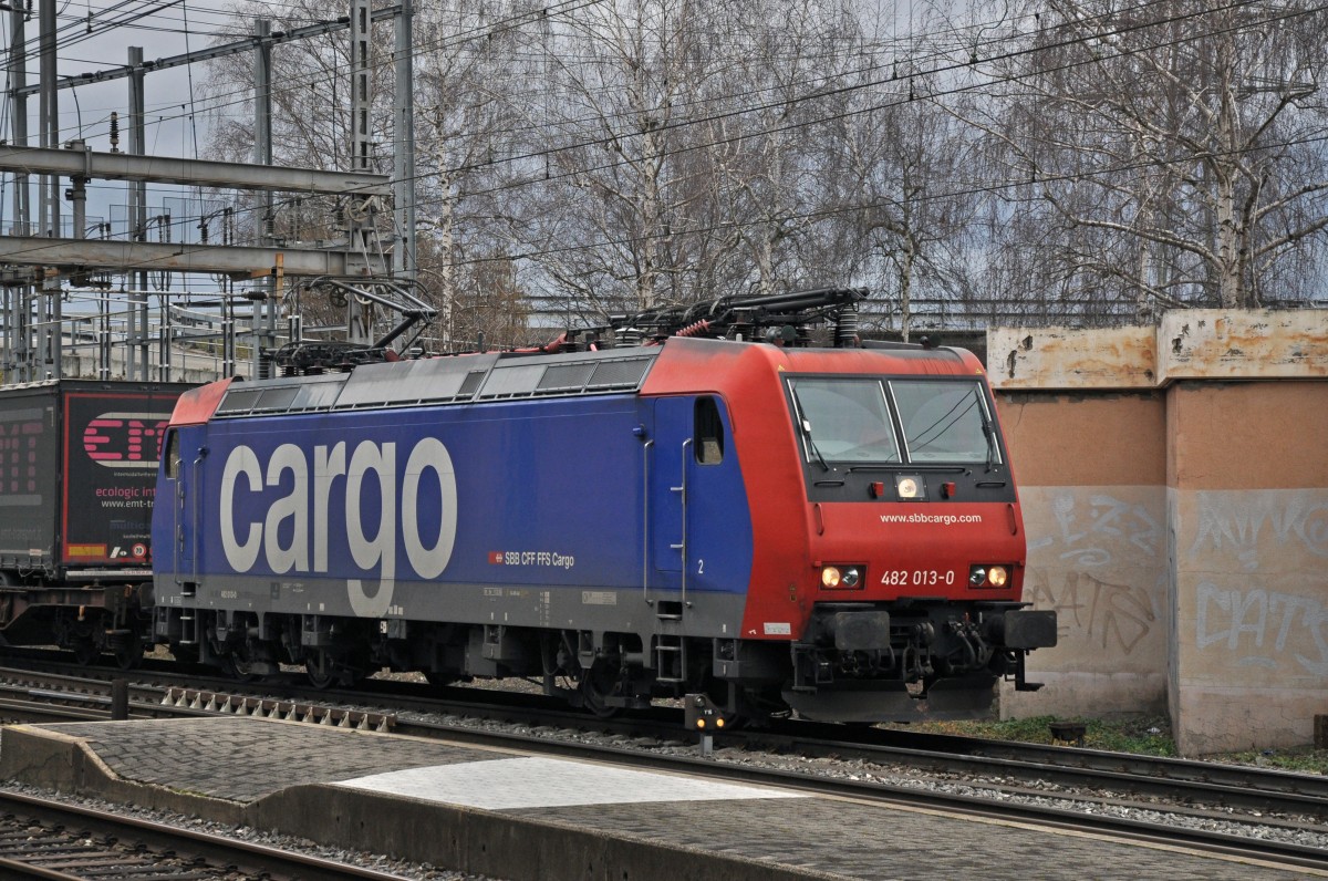 Re 482 013-0 durchfährt den Bahnhof Muttenz. Die Aufnahme stammt vom 15.02.2014.