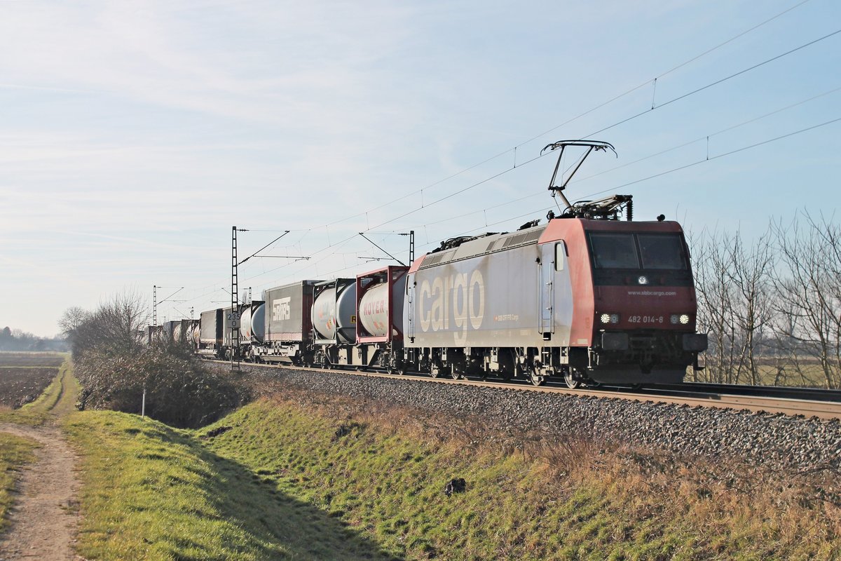 Re 482 014-8 bespannte einen Containerzug, als sie am 22.12.2016 bei Hügelheim im Markgräflerland in Richtung.