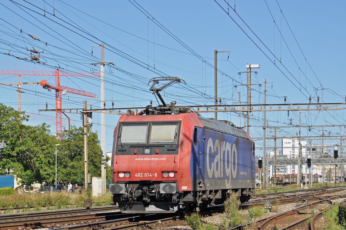 Re 482 014-8 durchfährt den Bahnhof Pratteln. Das abzweigende Gleis führt auf eine Strasse und in ein Industriegebiet, von wo aus auch diese Aufnahme am 22.08.2016 entstand.