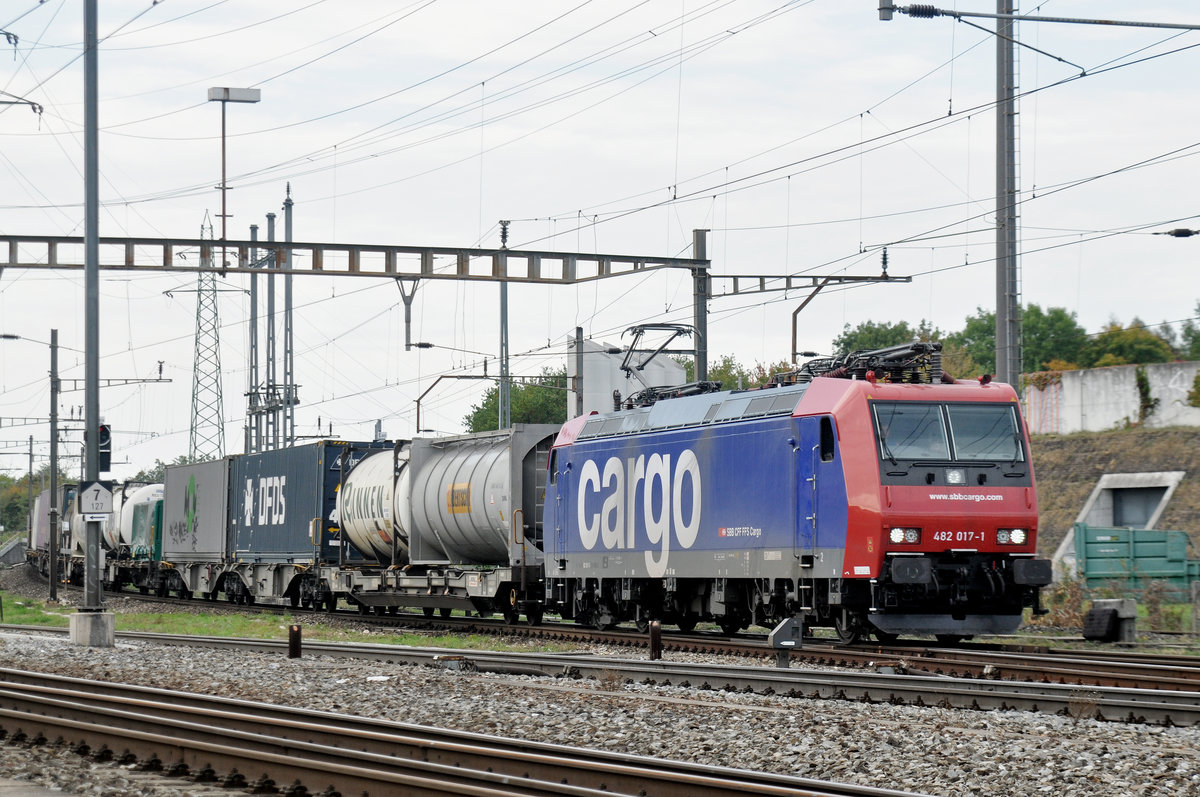 Re 482 017-1 durchfährt den Bahnhof Pratteln. Die Aufnahme stammt vom 28.09.2017.