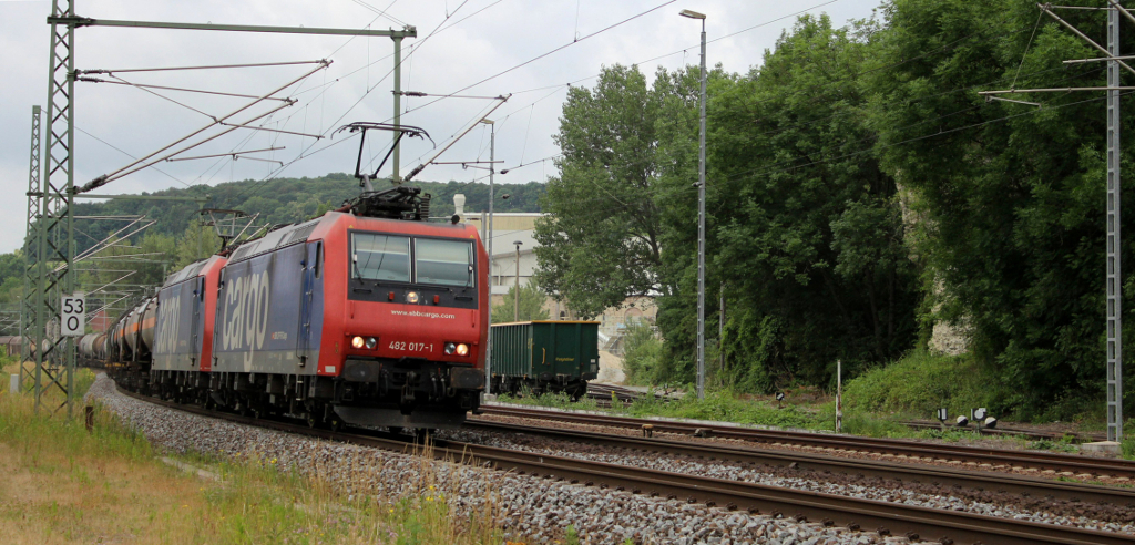 Re 482 017-1 und Re 482 007-7 befördern am 19.06.14 einen Kesselwagenzug auf der Saalbahn durch Bad Kösen in Richtung Norden.