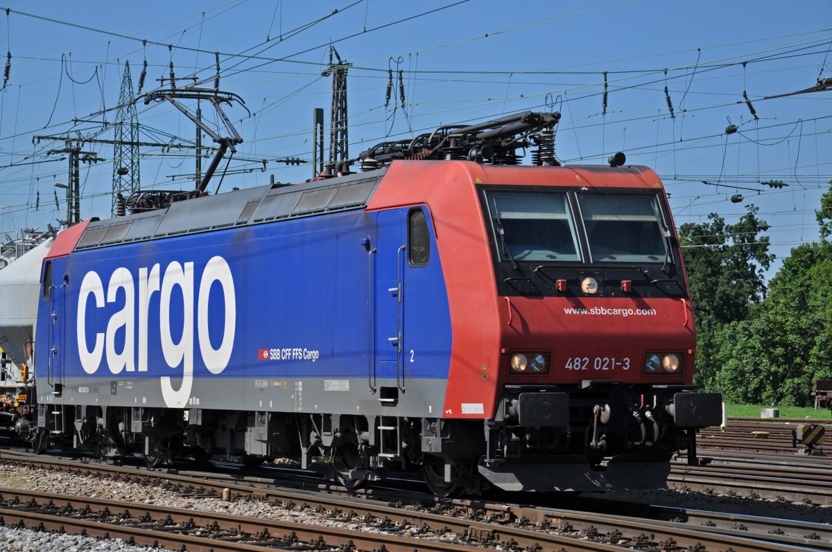 Re 482 021-3 durchfährt den Badischen Bahnhof. Die Aufnahme stammt vom 15.07.2014.