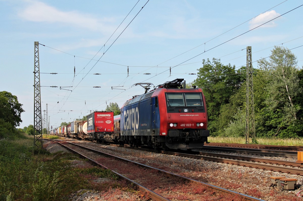 Re 482 022-1 am 06.06.2014 mit einem KLV/Containerzug in Orschweier auf der KBS 703 gen Freiburg.