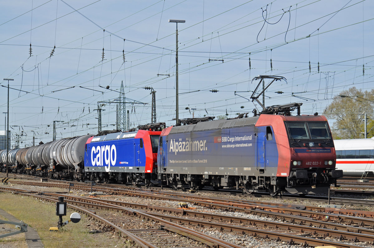 Re 482 022-1 zusammen mit der neu revidierten Re 482 027-0 durchfährt den Badischen Bahnhof. Die Aufnahme stammt vom 20.04.2018.