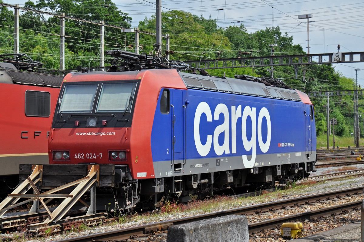 Re 482 024-7 wartet am Güterbahnhof Muttenz auf den nächsten Einsatz. Die Aufnahme stammt vom 23.05.2015.