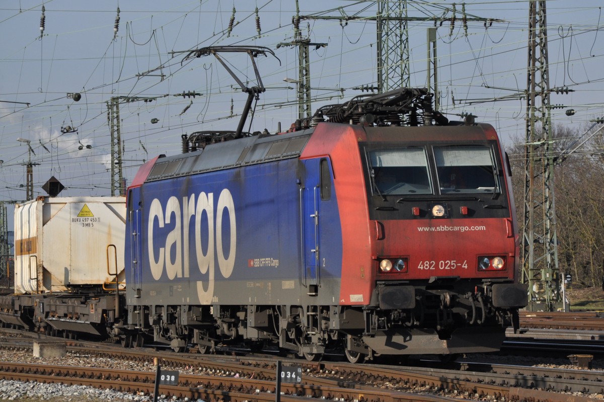 Re 482 025-4 beim Badischen Bahnhof in Basel. Die Aufnahme stammt vom 03.02.2014.