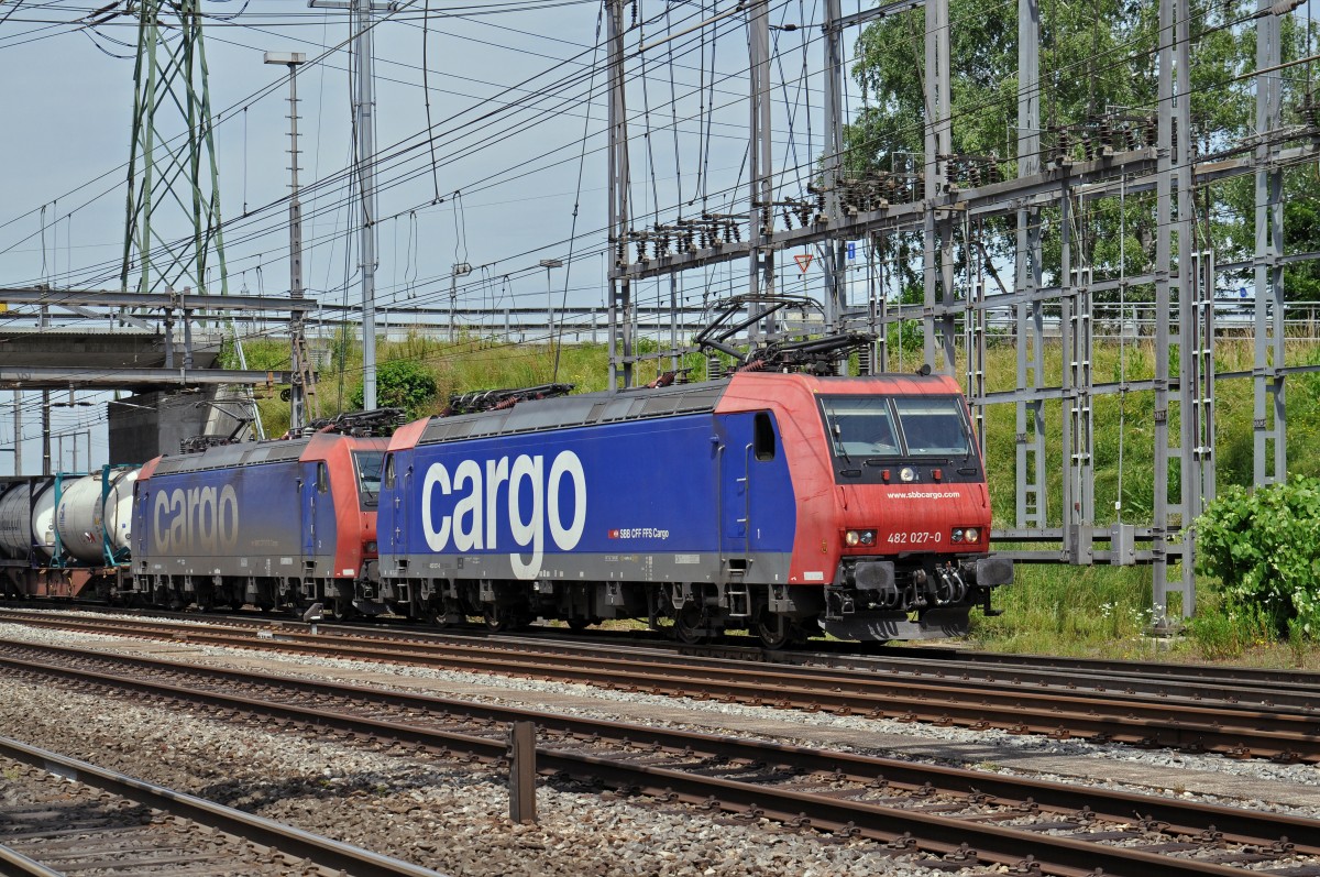 Re 482 027-0 und die Re 482 013-0 durchfahren am 12.06.2015 den Bahnhof Muttenz. Die Aufnahme stammt vom 12.06.2015.