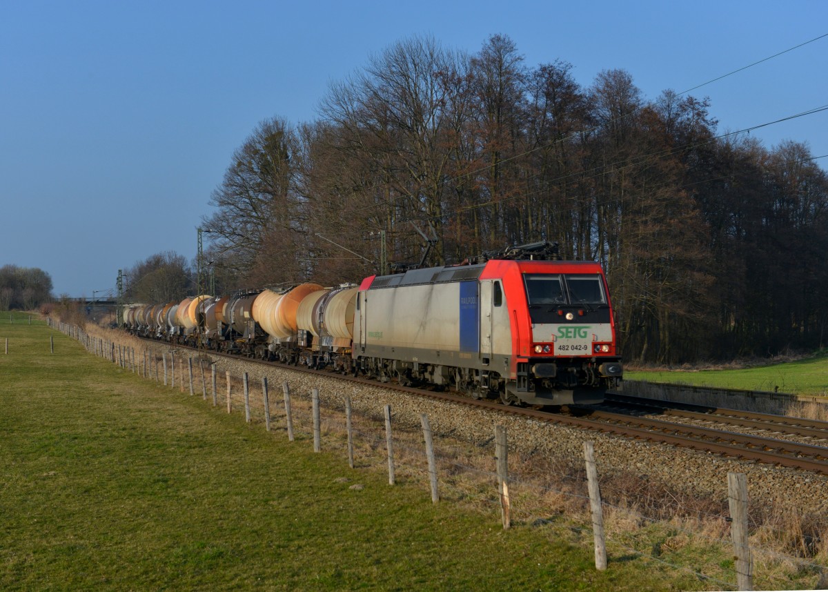 Re 482 042 mit einem Knickkesselzug am 08.03.2014 bei Vogl.