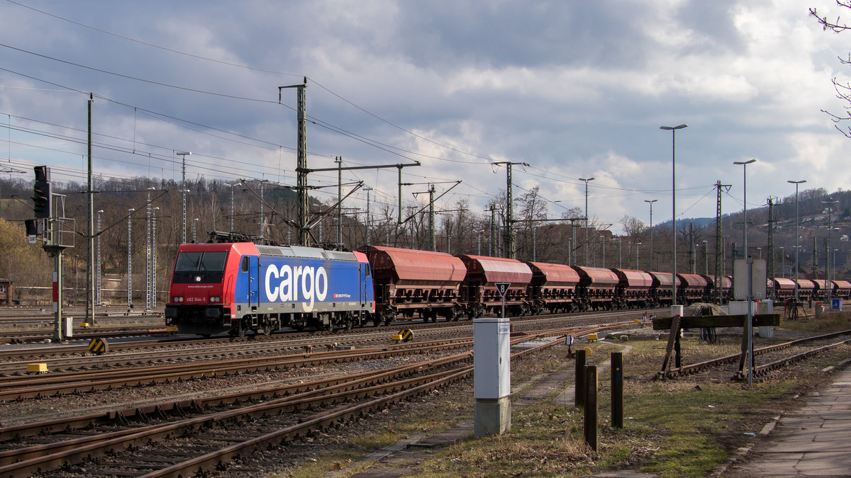 Re 482 044-5 kommt am 29. März 2018 mit einem Güterzug im Saalfelder Bahnhof an. 