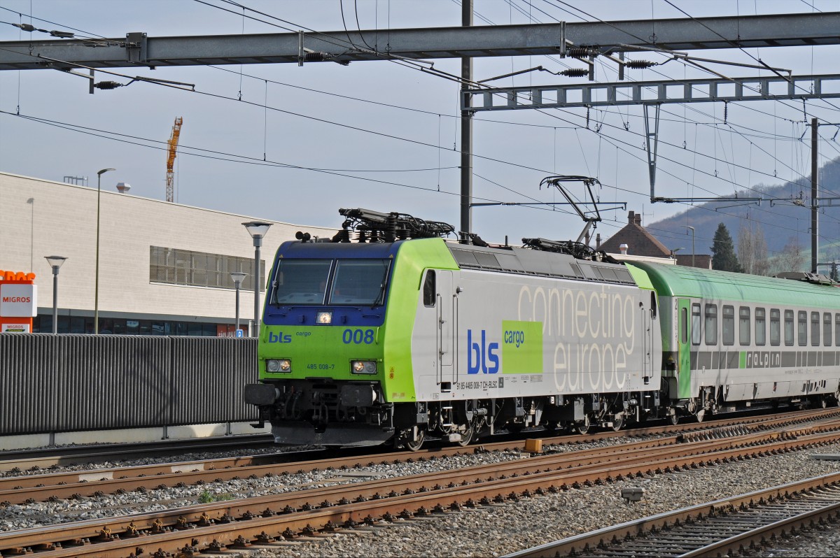 Re 485 008-7 durchfährt den Bahnhof Sissach. Die Aufnahme stammt vom 13.11.2015.