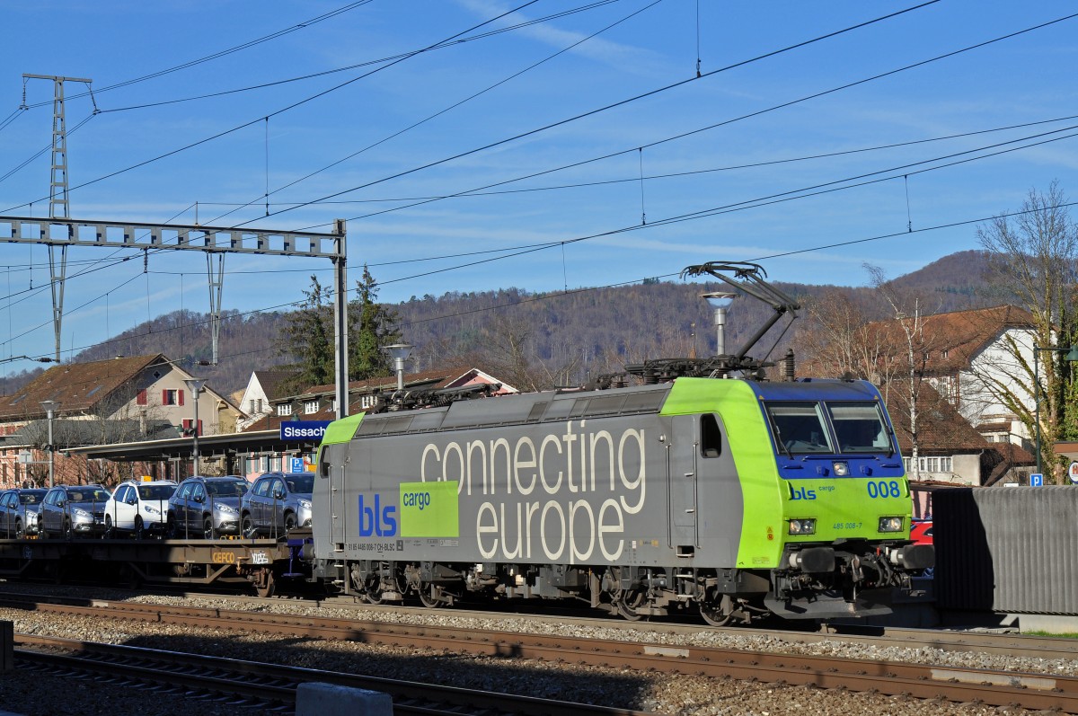Re 485 008-7 durchfährt den Bahnhof Sissach. Die Aufnahme stammt vom 07.12.2015.