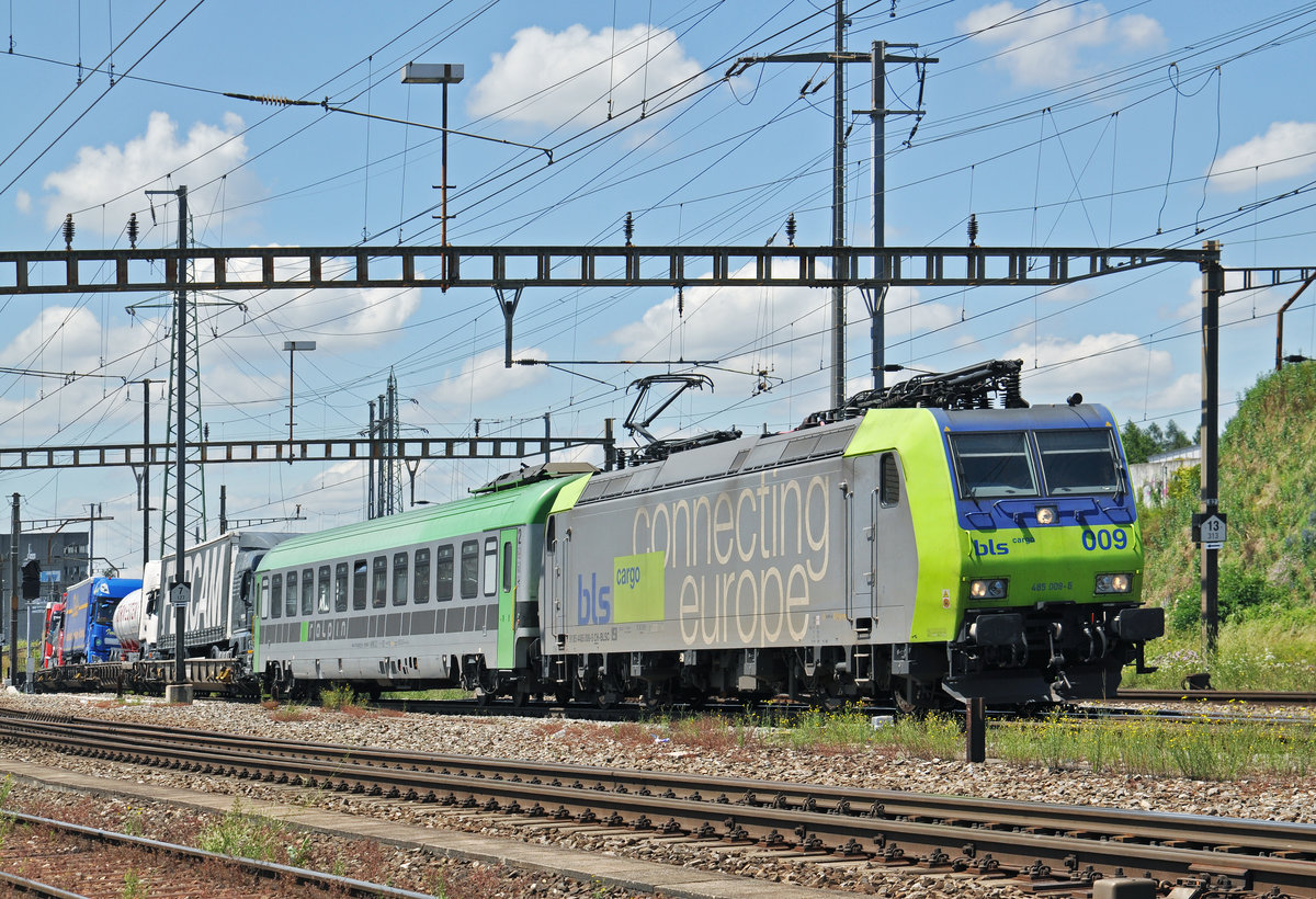 Re 485 009-5 durchfährt den Bahnhof Pratteln. Die Aufnahme stammt vom 04.07.2016.