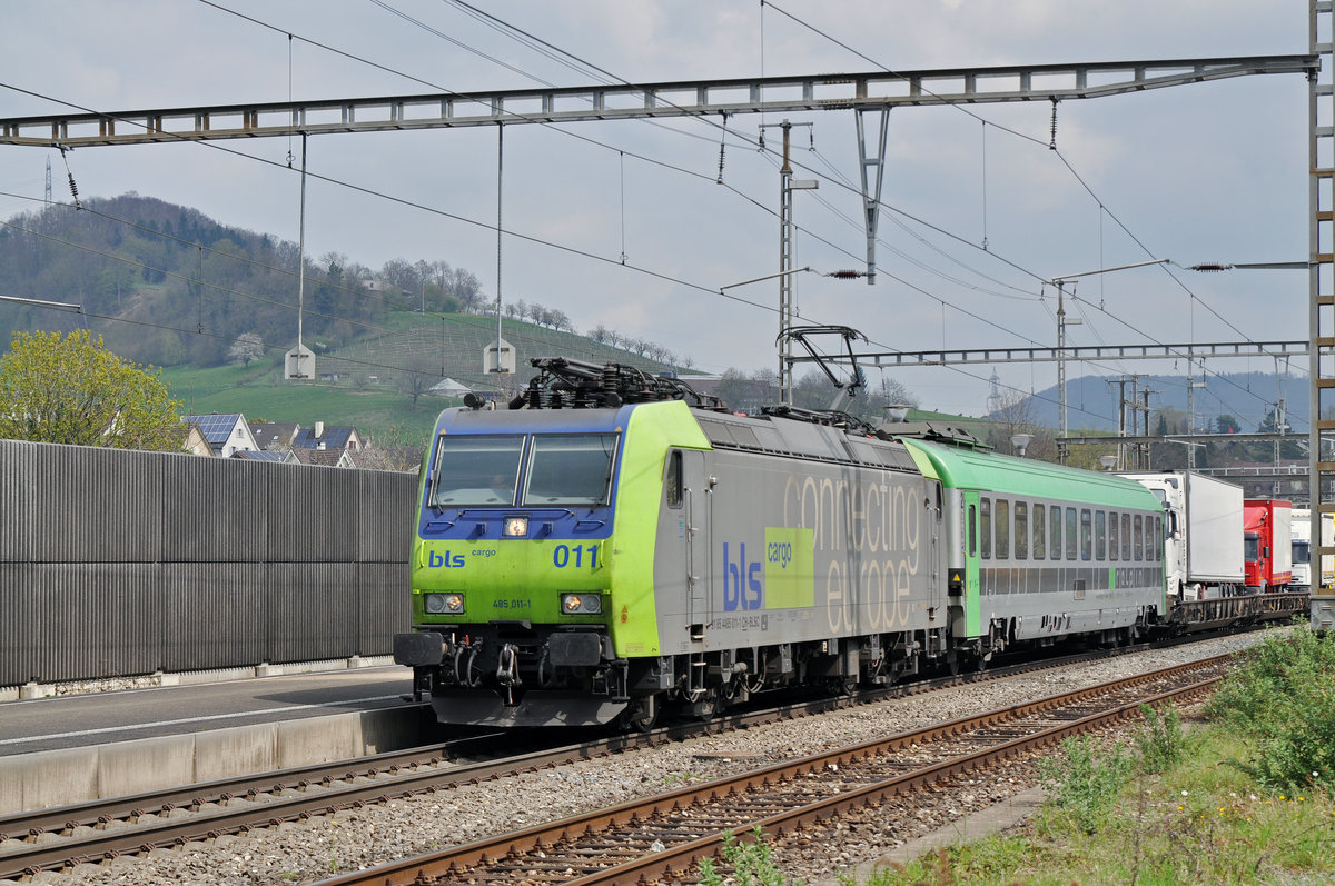 Re 485 011-1 durchfährt den Bahnhof Gelterkinden. Die Aufnahme stammt vom 06.04.2017.