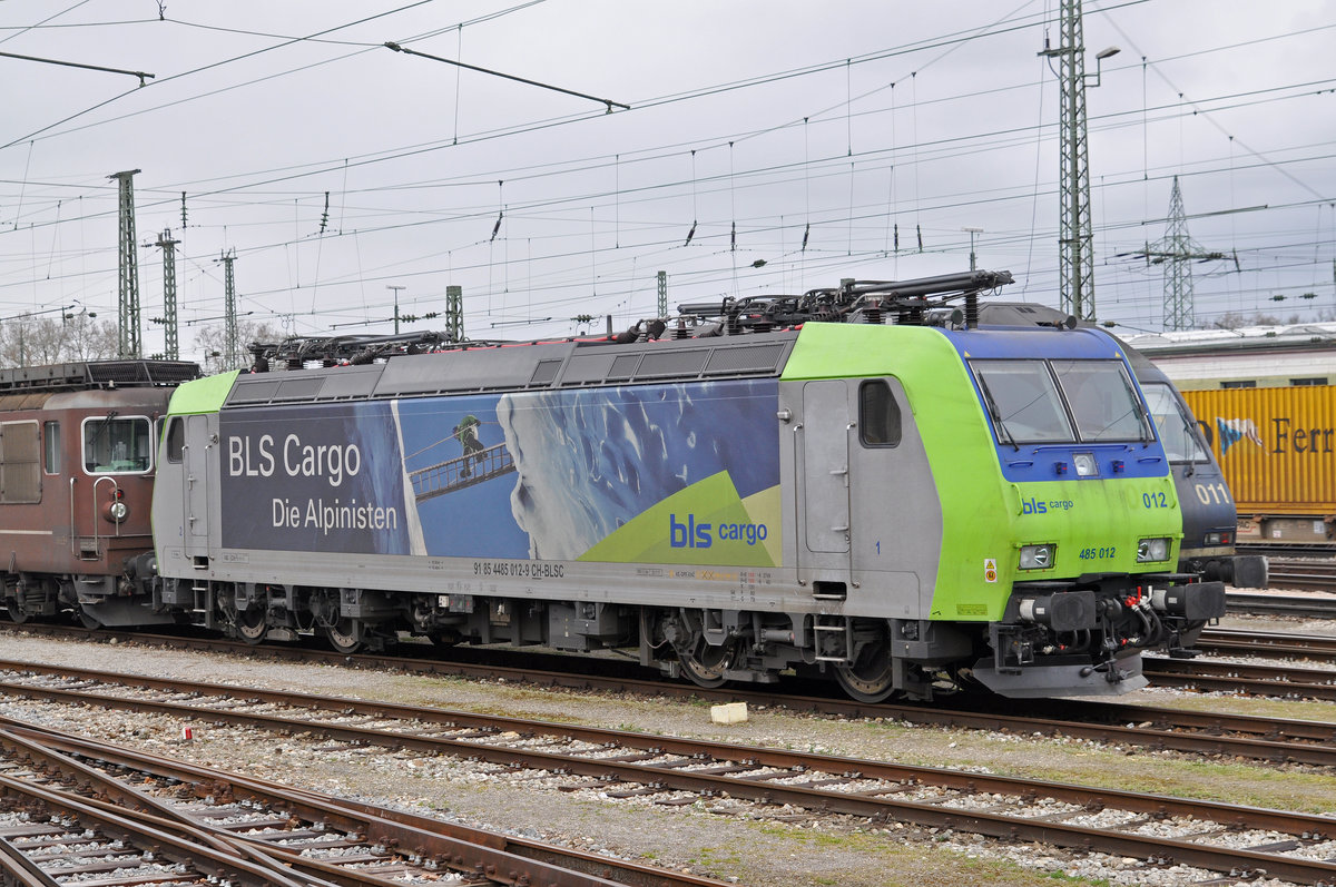 Re 485 012-9 wartet in der Abstellanlage beim Badischen Bahnhof auf den nächsten Einsatz. Die Aufnahme stammt vom 13.03.2018.