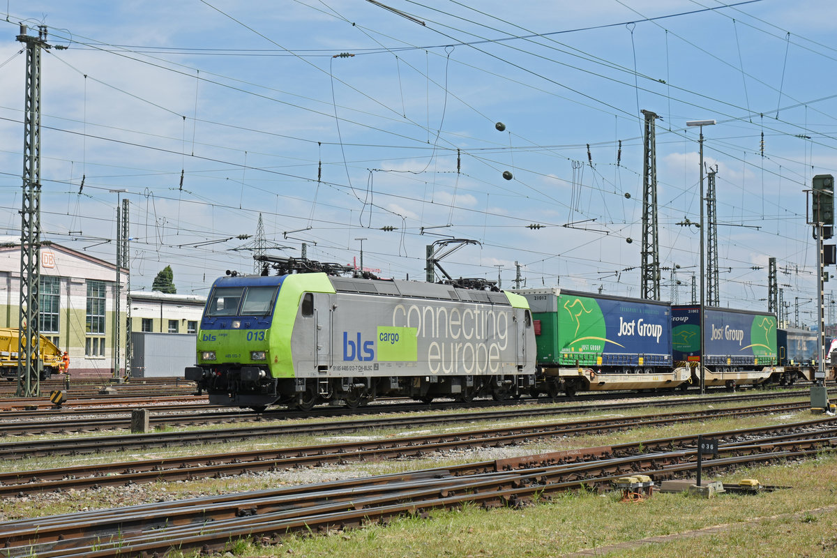 Re 485 013-7 der BLS durchfährt den badischen Bahnhof. Die Aufnahme stammt vom 14.07.2018.
